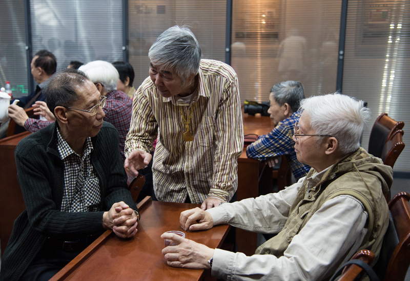 共忆往昔事,聚首情意浓